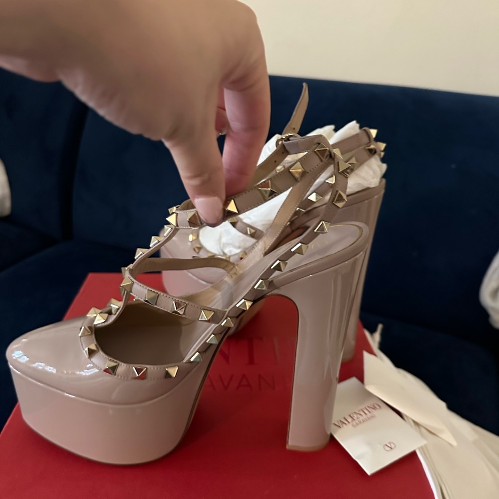 Valentino Garavani Patent Platform Sandal in Nude with Gold Studs - Picture 3 of 12